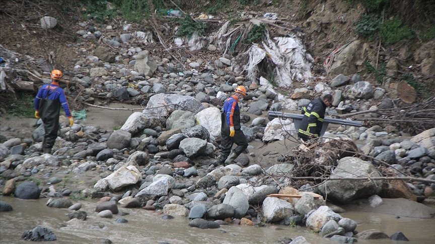 Giresun’da debisi yükselen derede suya kapılan iki işçiden biri öldü