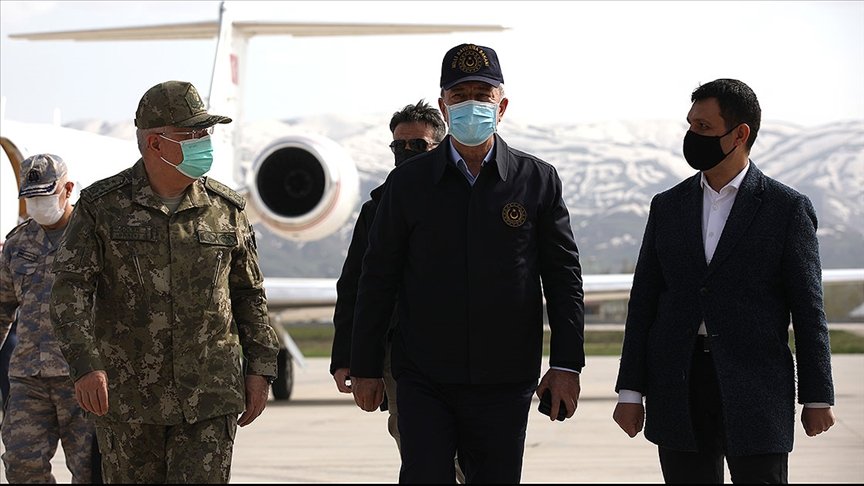 Akar ve TSK komuta kademesi sınır hattında Pençe-Yıldırım Operasyonu’nun harekat merkezini ziyaret etti