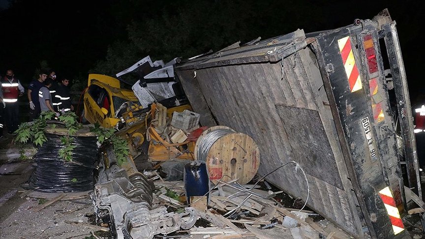 Hatay’da freni boşalan ve devrilen vinç 11 araca çarptı: 4 ölü, 4 yaralı