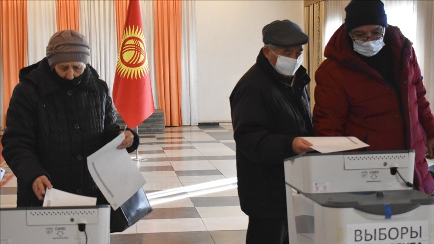 Kırgızistan’da halk anayasa taslağını onaylamak ve yerel meclis üyelerini belirlemek için sandık başında