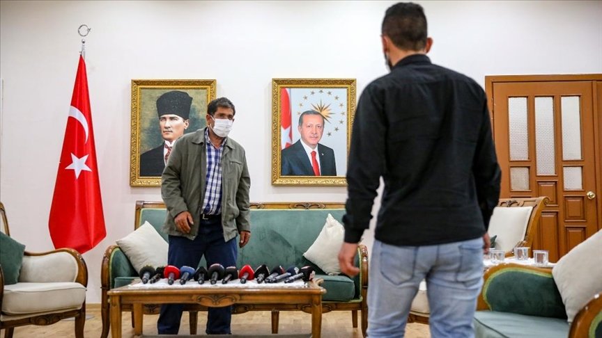 Diyarbakır’da oturma eylemi yapan ailelerden biri daha evladına kavuştu