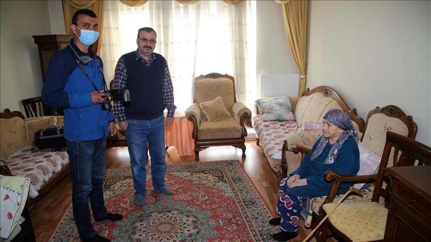 Dışarı çıkamayanların kimlik için fotoğraf çekimi ve diğer işlemleri evlerinde yapılıyor