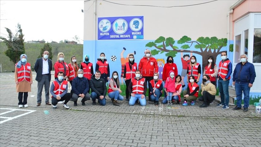 Türk Kızılay gönüllüleri, Sakarya’da okul duvarlarını boyadı