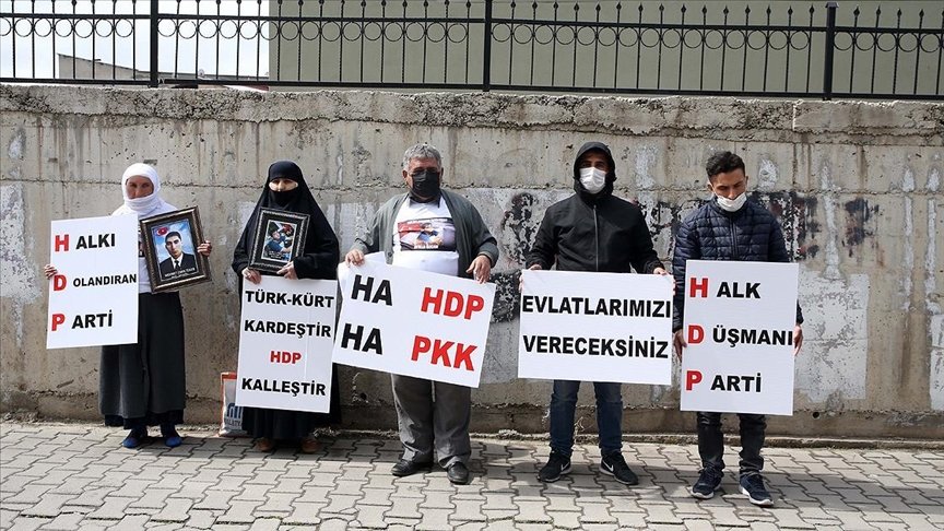 Muş’ta çocukları dağa kaçırılan 2 aile HDP binası önünde oturma eylemi yaptı