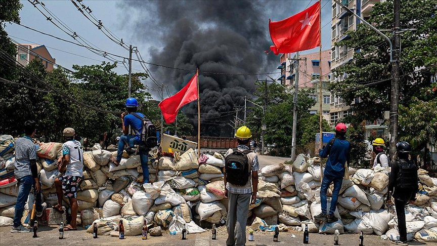 Myanmar’da darbe karşıtlarından gözaltındaki protestoculara destek için ‘mavi tişört’ eylemi
