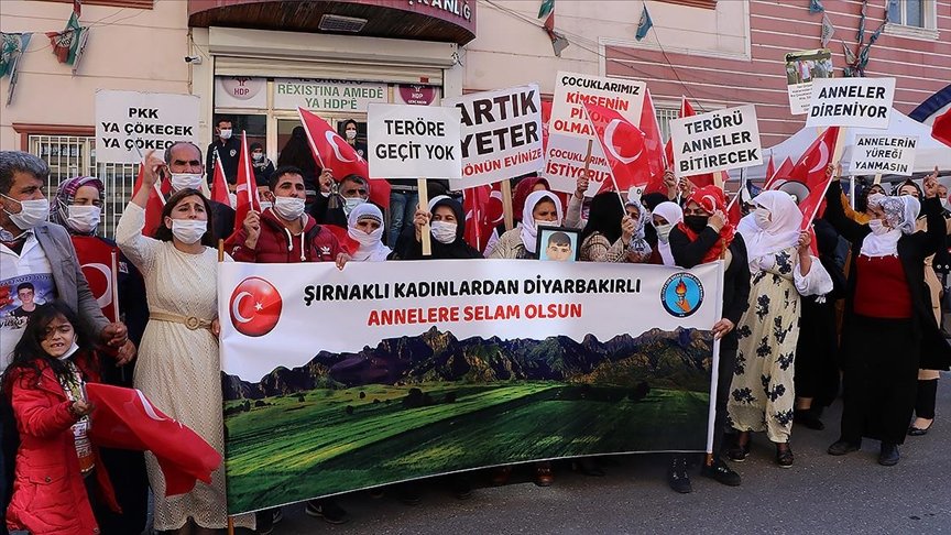 Evlat nöbetini sürdüren Diyarbakır ve Şırnak anneleri el ele vererek terörü lanetledi