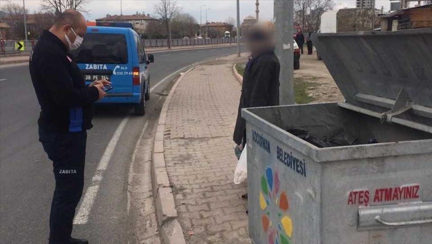 Kayseri’de çöpten yiyecek topluyormuş gibi davranan dilencilerin rezidansta kaldığı tespit edildi