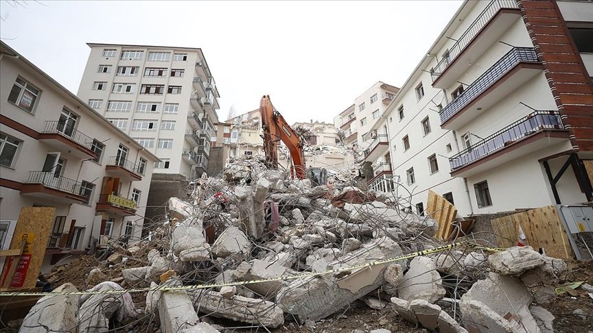 Çökme riski bulunan Açelya Apartmanı’nın çevresindeki yıkım çalışmaları bayrama kadar tamamlanacak