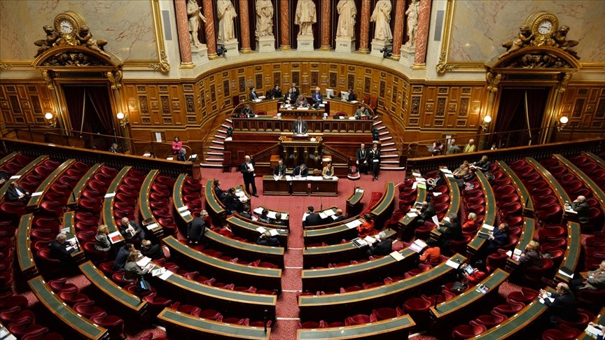 Fransa Senatosu’ndan ‘cumhuriyetin ilkelerine karşı çıkan’ yabancılara oturum belgesi verilmemesi kararı