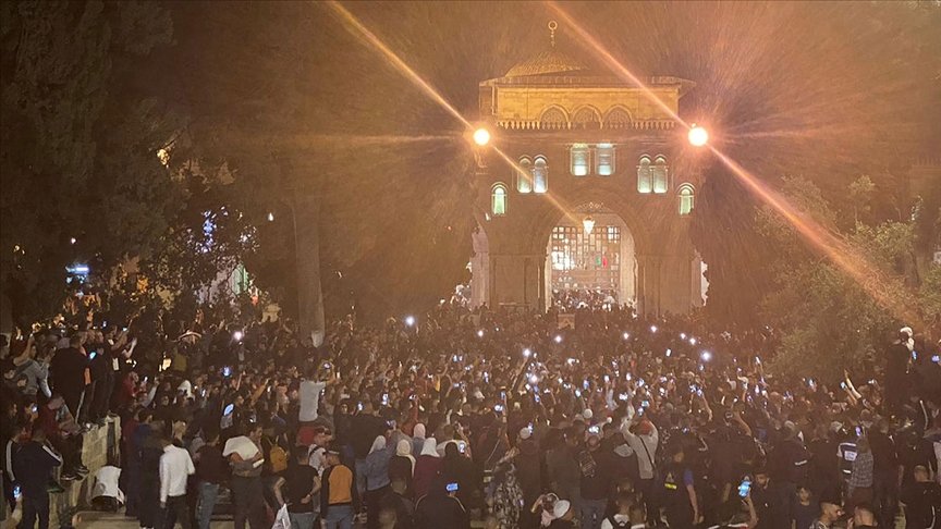 Mescid-i Aksa’da binlerce Filistinli, teravih namazının ardından İsrail’i protesto etti