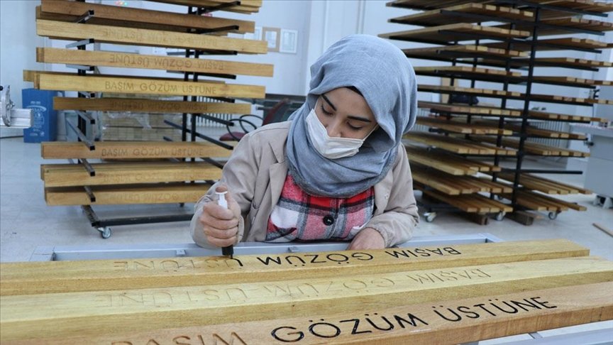 Diyarbakırlı öğrenciler, Türkiye’deki okullar için sıra, masa ve dolap üretiyor