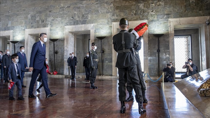 Milli Eğitim Bakanı Selçuk, 23 Nisan Ulusal Egemenlik ve Çocuk Bayramı dolayısıyla Anıtkabir’i ziyaret etti