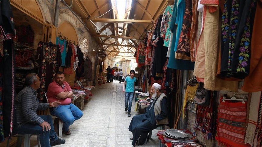 İsrail işgalinin ‘boğduğu’ El Halil’deki çarşı ve pazarlar ramazanda kısmen hareketlendi