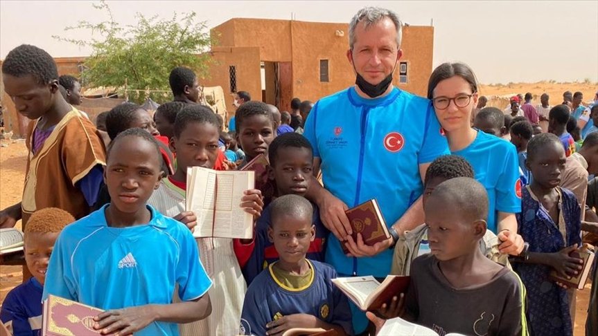 Almanya’da yaşayan Türk baba, hayat tecrübesi kazandırmak için kızını Afrika’ya yardım faaliyetine götürdü