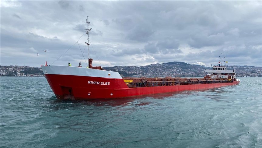 İstanbul Boğazı’nda 90 metrelik kuru yük gemisi makine arızası nedeniyle demirledi