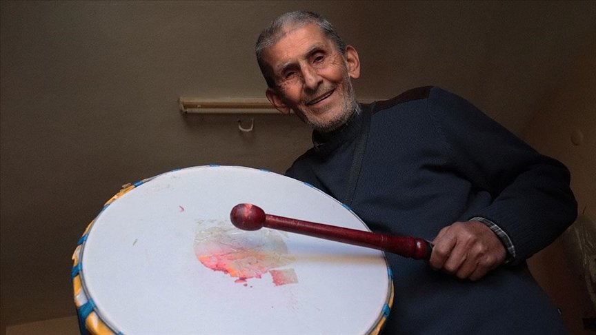 Hatay’da 75 yaşındaki davulcu 20 yıldır vatandaşları sahura kaldırıyor