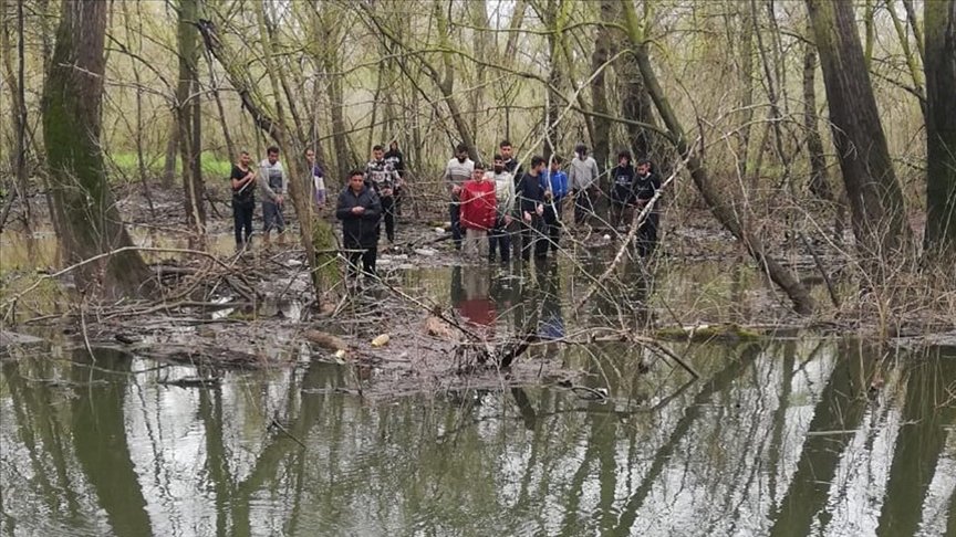 Yunanistan unsurlarınca şiddet gören 30 kişi, Meriç Nehri’nde mahsur kaldıkları adacıktan kurtarıldı