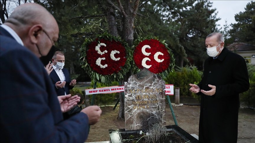 Cumhurbaşkanı Erdoğan, Alparslan Türkeş’in anıt mezarını ziyaret etti