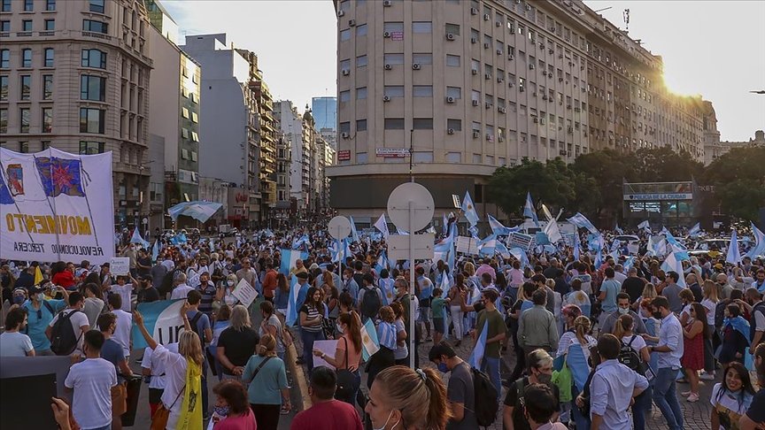 Arjantin’de yüz yüze eğitimin askıya alınması protesto edildi