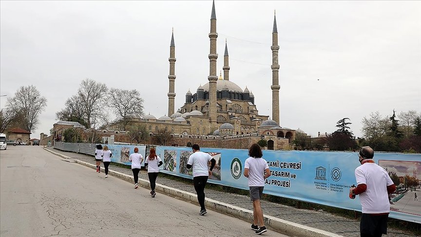 Selimiye Camisi’nin UNESCO’ya girişinin 10. yıl dönümünde atletler cami çevresinde10 tur attı