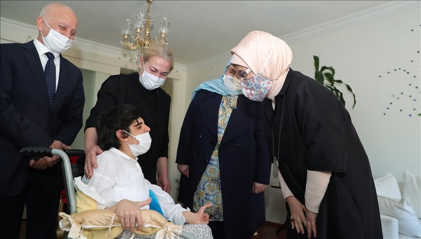 Emine Erdoğan’dan bedensel engelli gençler ve ailelerine ziyaret