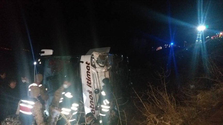 Sivas’ta yolcu otobüsü devrildi: 39 yaralı