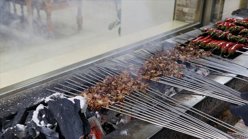 Şanlıurfa’da ramazanın vazgeçilmez lezzeti ciğer kebabı, tutkunlarına pakette ulaşıyor