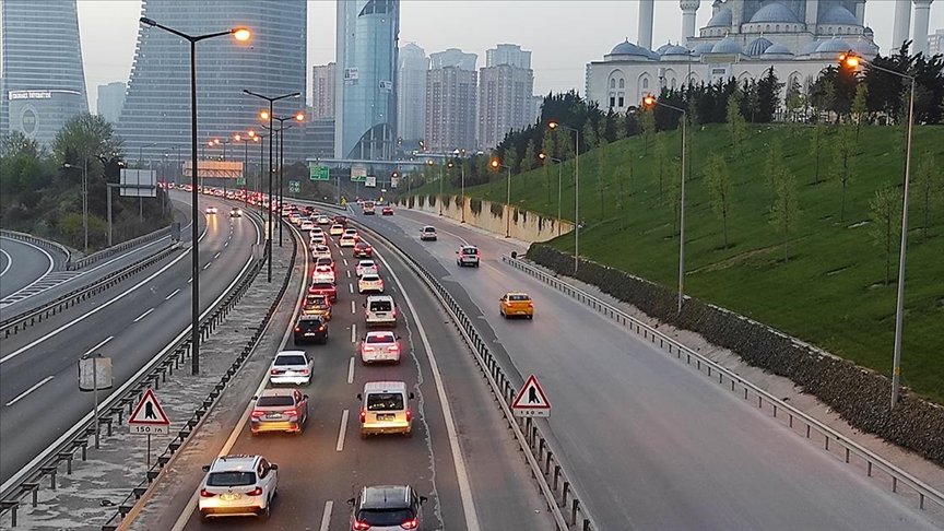 İstanbul’da ‘tam kapanma’ öncesinde şehir dışına çıkmak isteyenler nedeniyle trafik yoğunlaştı