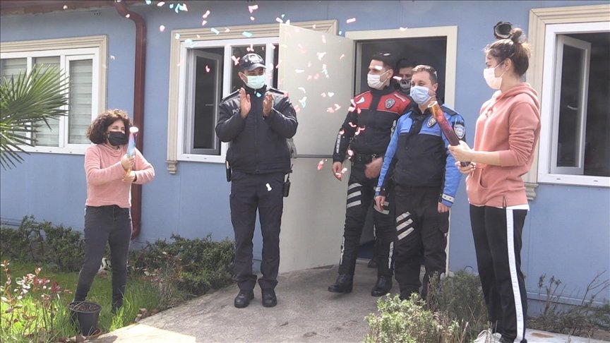 Kocaeli’de özel öğrenciler “kavga” ihbarına gelen polislere sürpriz kutlama yaptı