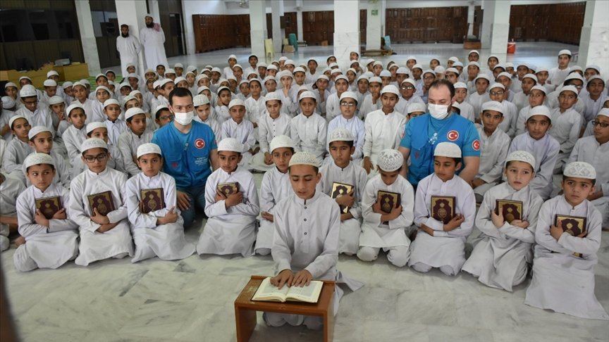 Türkiye Diyanet Vakfı, hayırseverlerin hediyesi Kur’an’ları Pakistan’daki öğrencilere ulaştırdı