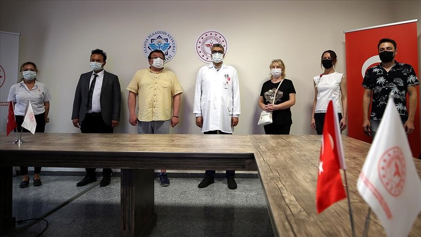 Kovid-19’u yenen yerleşik yabancılardan Türk sağlık çalışanlarına övgü