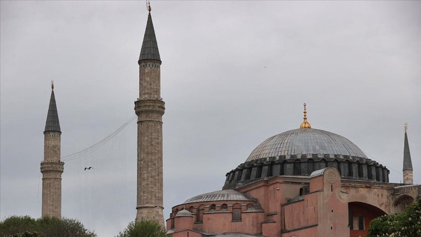 Ayasofya-i Kebir Camisi’ne Kelime-i Tevhid yazılı mahya asıldı