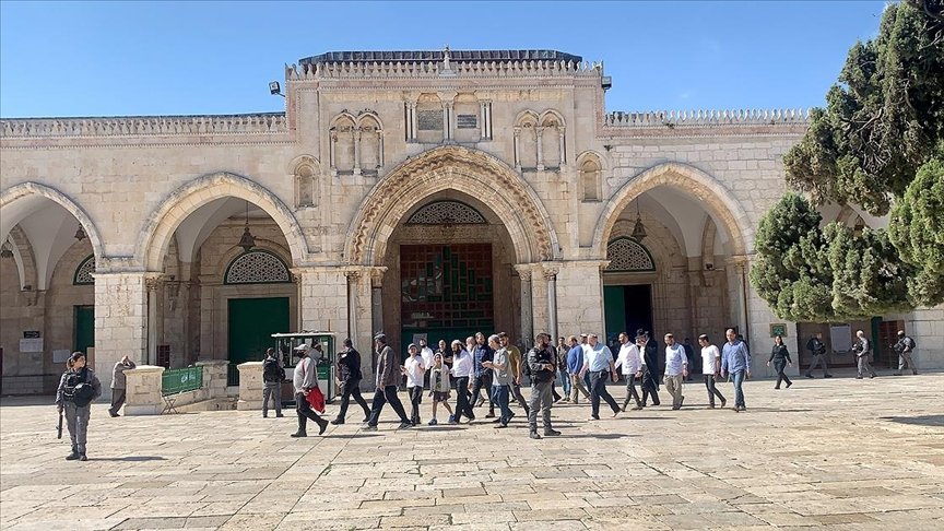 Yahudi yerleşimciler 3 hafta aradan sonra İsrail polisi eşliğinde Mescid-i Aksa’ya baskın düzenledi