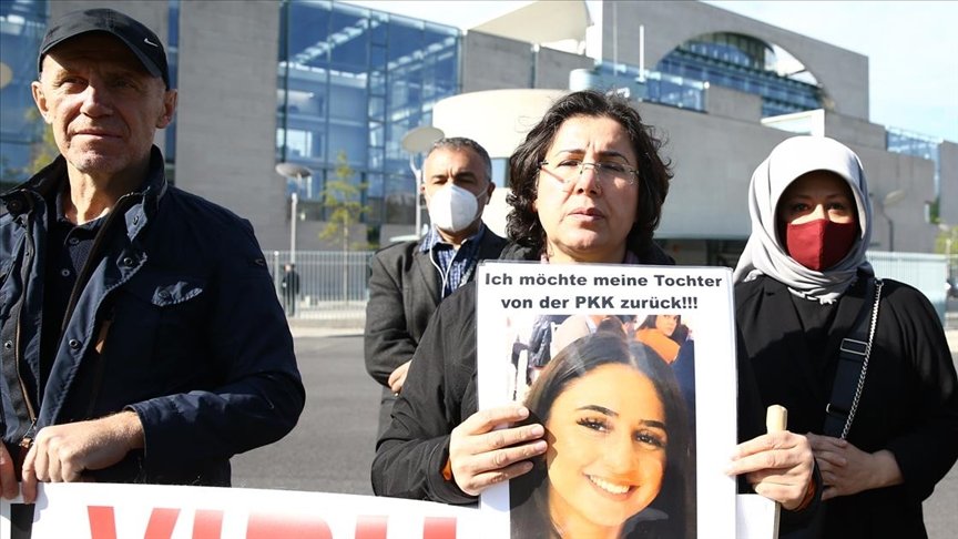 Almanya’da kızı PKK tarafından kaçırılan anne eylemini Başbakanlık önünde sürdürüyor