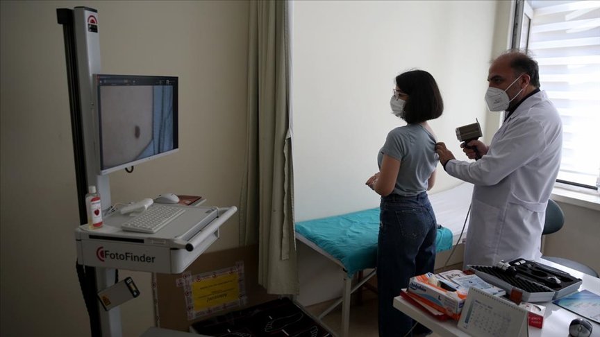 Cilt kanserine karşı ayna karşısında düzenli muayene önerisi