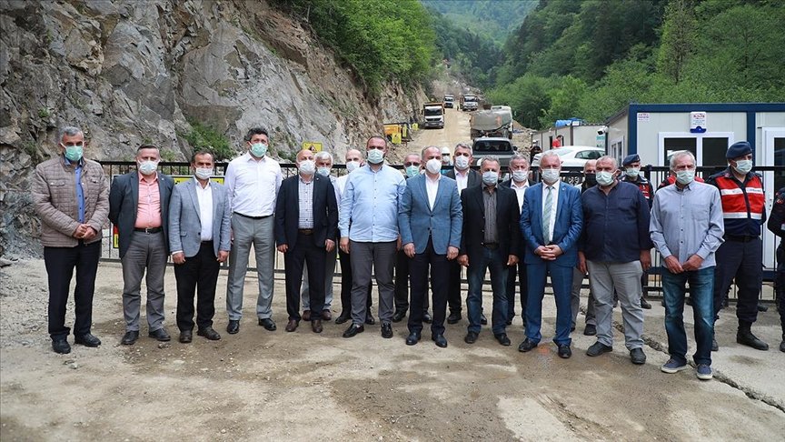 Rize’de 15 belediye başkanı İkizdere’de yapılacak taş ocağına destek verdi