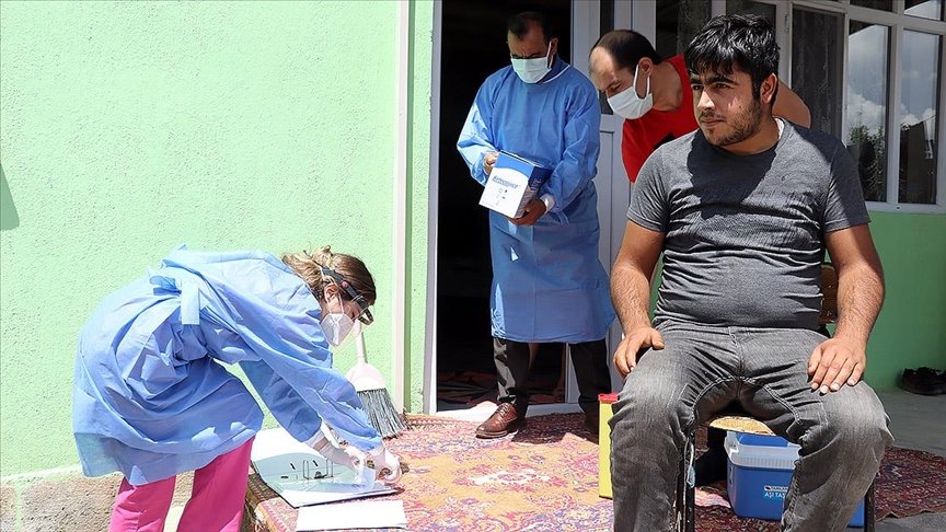 Kırsaldaki engelli vatandaşları aşılamak için yoğun çaba harcanıyor