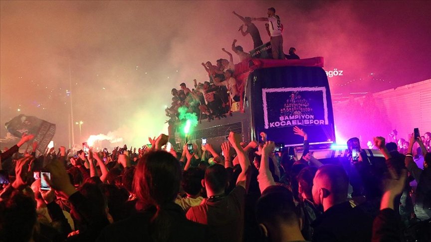 TFF 1. Lig’e yükselen Kocaelispor’u kentte taraftarlar karşıladı