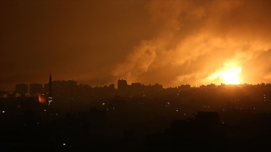 İsrail ordusu Gazze Şeridi’ni kara, hava ve denizden yoğun şekilde bombaladı