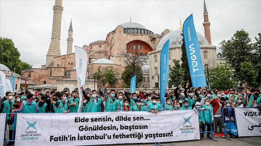 TÜGVA sabah namazının ardından Ayasofya-i Kebir Camii önünde İstanbul’un fethi programı düzenledi