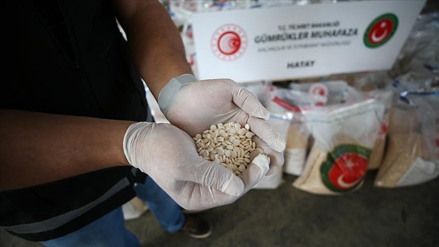 İskenderun Limanı’nda ele geçirilen 1072,6 kilogram uyuşturucu hap basına gösterildi