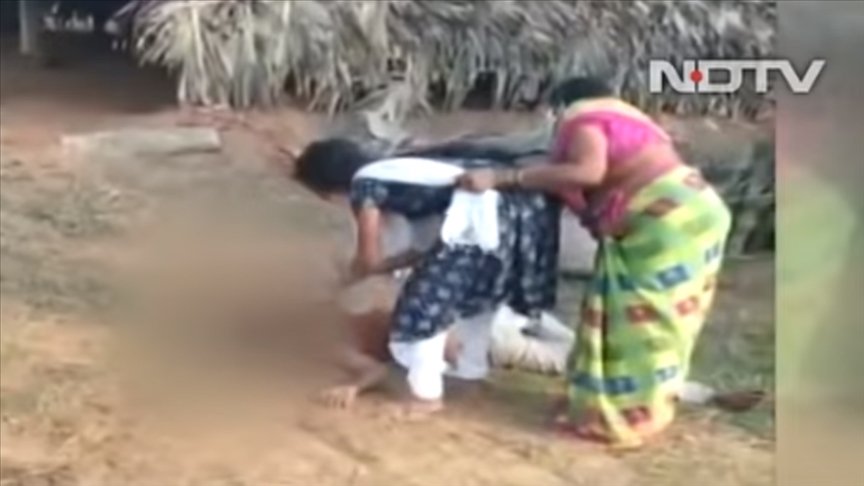 Hindistan’da Kovid-19’a yakalanan babasına su vermeye çalışan genç kızın videosu büyük yankı uyandırdı