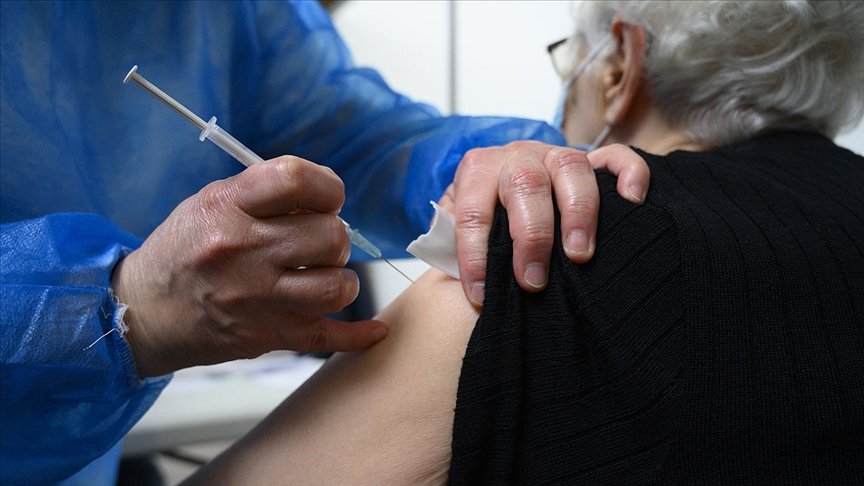 AB Komisyonu, üye ülkelere AB onaylı aşıları yaptıranlara seyahat kısıtlamalarını kaldırmalarını önerdi