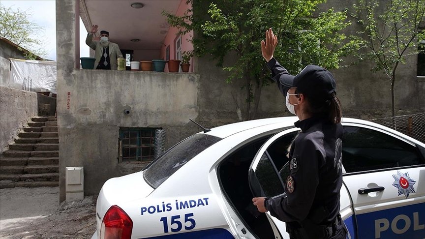 Muş’ta polisler ‘tam kapanma’ sürecinde yaşlılara devletin şefkatli elini uzatıyor