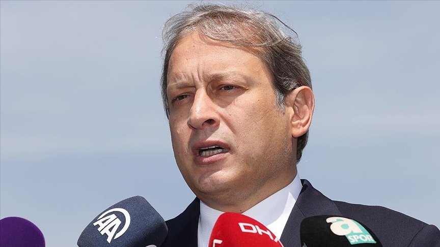 Galatasaray Kulübü Başkan Adayı Burak Elmas, listelerini divan kuruluna teslim etti