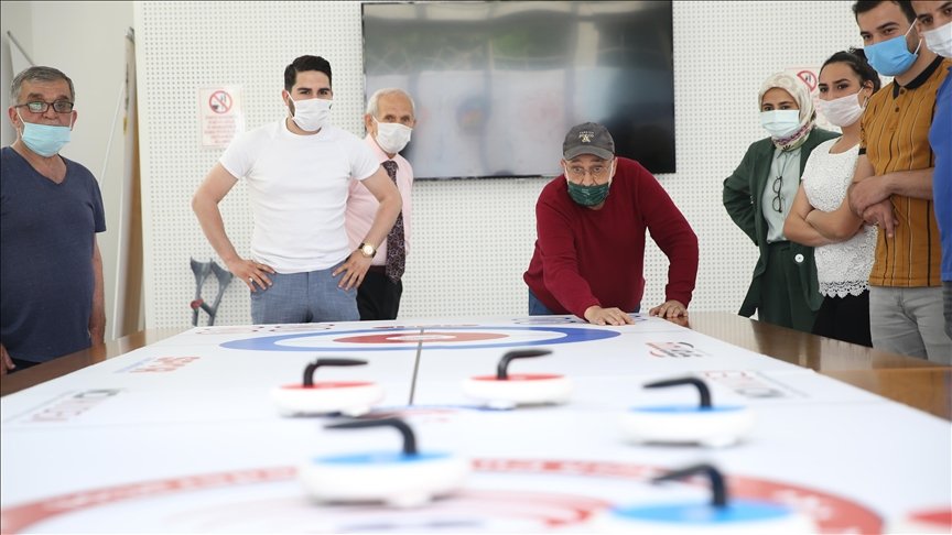Darülaceze sakinleri, ‘Floor Curling’ müsabakalarında gönüllü gençlerle kıyasıya yarıştı