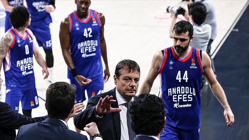 Ergin Ataman 2 yıl daha Anadolu Efes’te