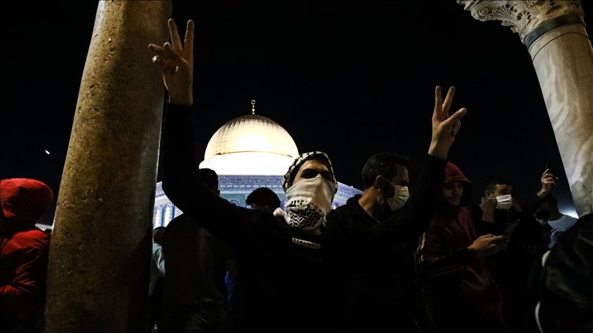 Binlerce Filistinli sabah namazı için yeniden Mescid-i Aksa’ya akın etti