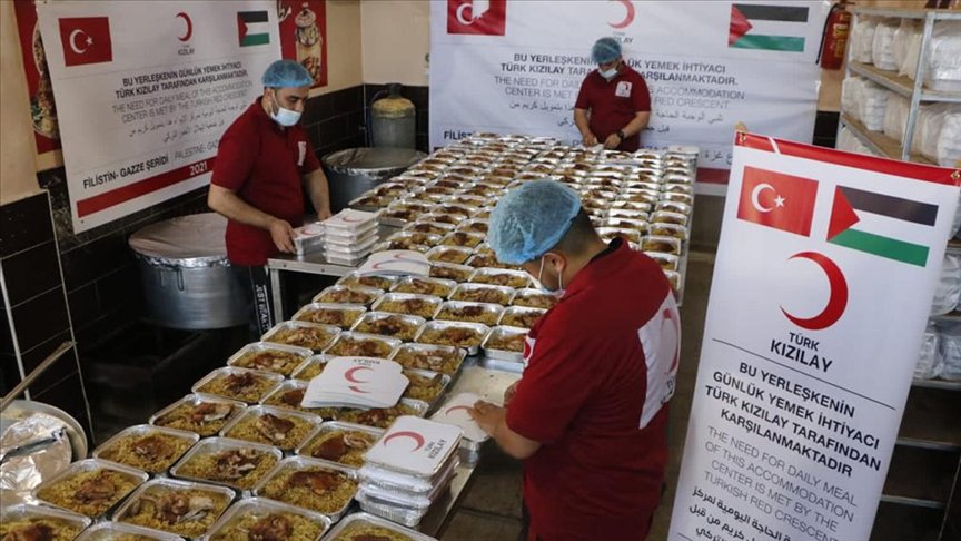 Türk Kızılay, Gazze’de okullara sığınanlara sıcak yemek dağıtımına başladı