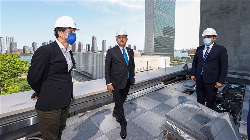 Bakan Çavuşoğlu New York’ta yapımı bitmek üzere olan Türkevi binasını gezdi